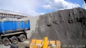 Погрузка щебня фронтальным погрузчиком.