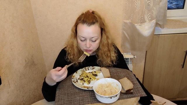 Мукбанг, жареная картошка с грибами и квашеная капуста, украинский хлебушек, очень вкусно.