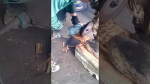Пилим доски Болгаркой.