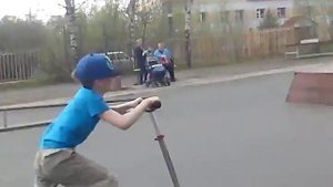 Трюки на самокате. Катание с больших горок.