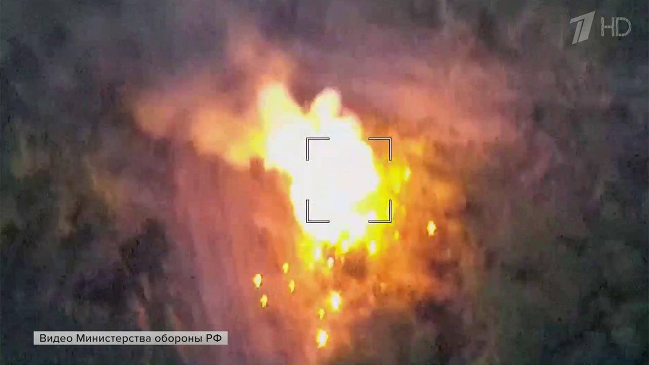 В Минобороны РФ опубликовали кадры уничтожения танка ВСУ барражирующим боеприпасом