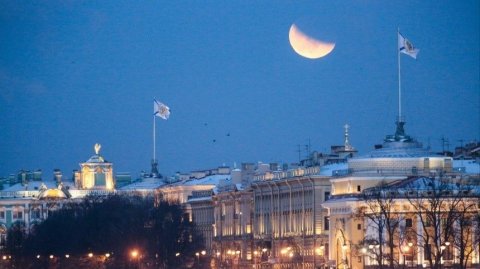 Жители Петербурга увидели ночную «радугу»