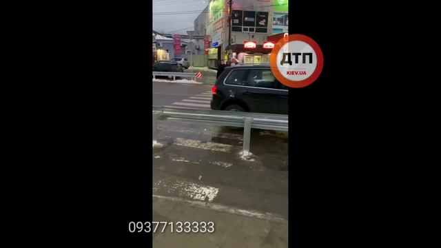 В Киеве на станции метро Славутич обновили пешеходный переход: добавлен технологический барьер типа смотреть онлайн