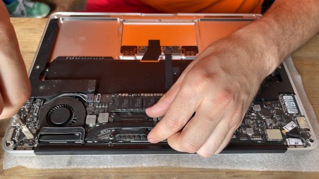 Не заряжается MacBook Air 13 Mid 2011 A1369 замена батареи #macbookair смотреть онлайн