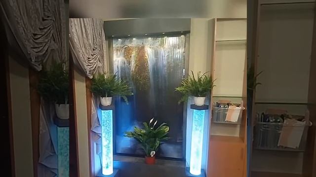 Подставки под цветы из пузырьковых колонн на фоне водопада по стеклу от ООО Аква-Дрим смотреть онлайн