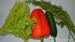 Салат из болгарского перца, огурца и зелени