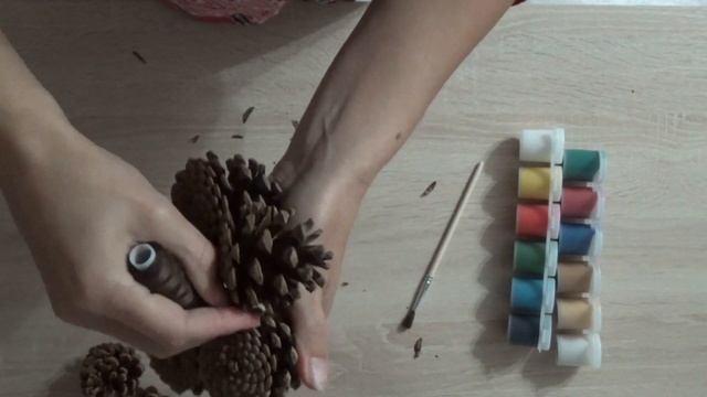 Как делать ёлку из сосновых шишек. смотреть онлайн