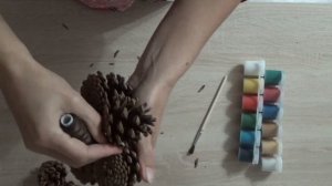 Как делать ёлку  из сосновых шишек.