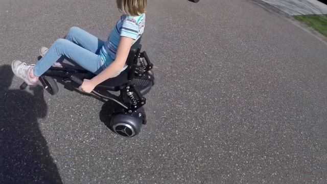 Дети катаются и делают обзор своего автотранспорта и не только смотреть онлайн