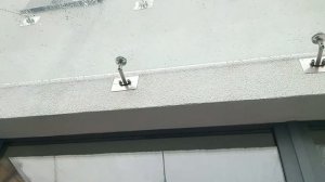 Стеклянные козырьки над входом. Что нужно знать.