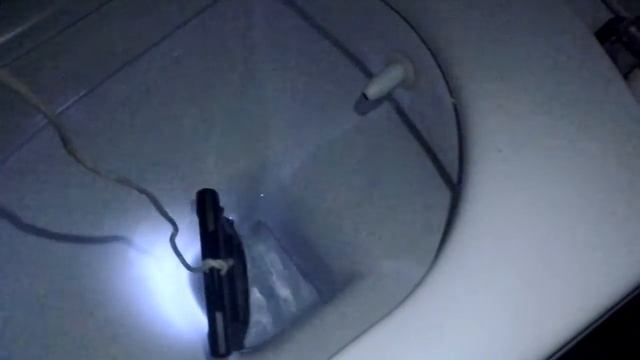 Опускаю телефон в унитаз смотреть онлайн