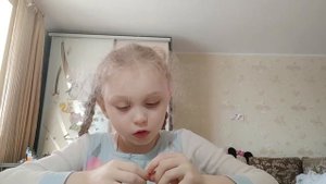 Слепила бабушку Гренни из пластилина.