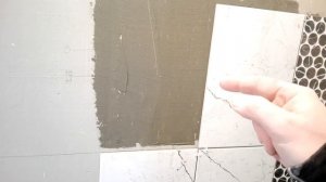 Наносить клей на плитку или на стену? Как правильно?