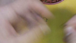 Как насадить опарыша на крючок.Несколько способов.