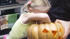 Готовимся к ХЭЛЛОУИН 2017 Вырезаем тыкву Halloween Pumpkin DIY Делаем сами на детском канале Женя Т