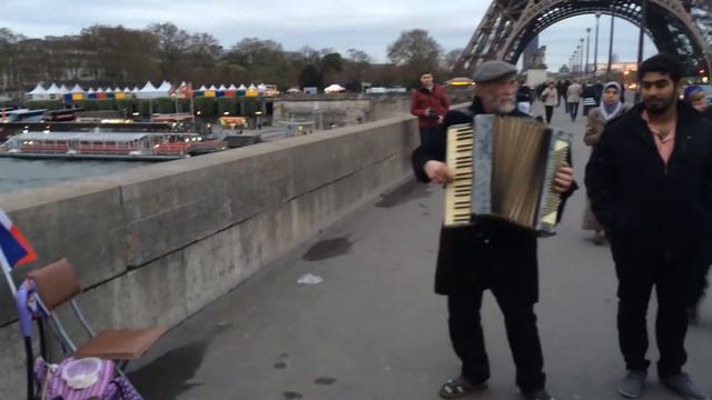 Париж, Эйфелева башня, музыкант смотреть онлайн