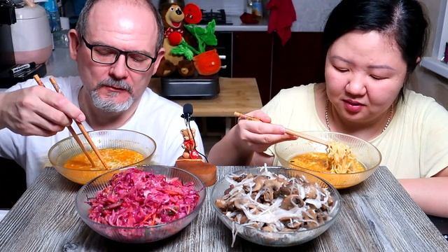 Мукбанг Корейский Рамён с капустным салатом и грибами /Mukbang Korean Ramen with salad and mushroom смотреть онлайн