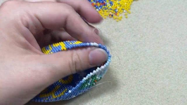 Новогодний шар из бисера | Часть 8 || Совместное плетение смотреть онлайн