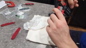 Зелёный Victorinox. Замена накладок ручек на ноже.