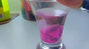 Динозавр вылупляется из яйца. Игрушка-эксперимент