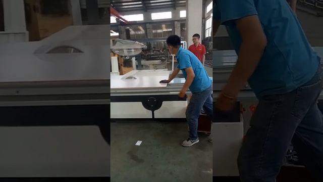 CNC sliding table panel saw machine cutting panels