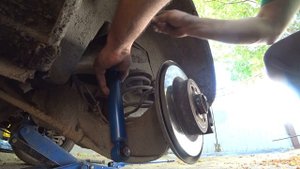 Как поменять амортизаторы в Opel Meriva