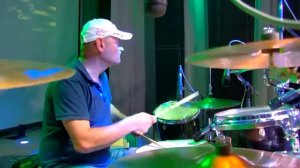 "Забытую песню несет ветерок"