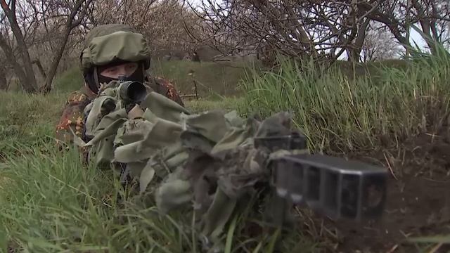 Снайпер Воздушно-десантных войск в зоне специальной военной операции работает в составе группы.