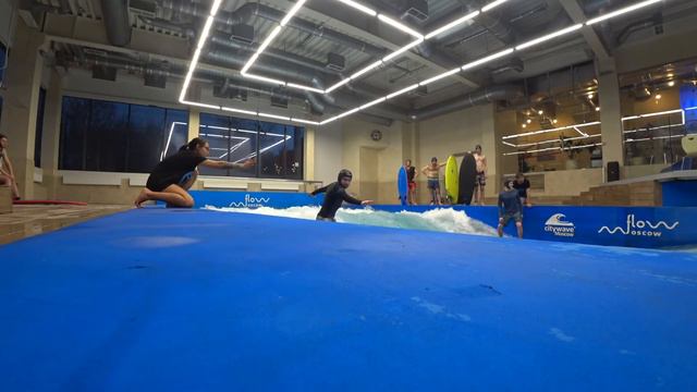 Серфинг на искусственной волне в клубе surfeway в Москве. Стоит своих денег
