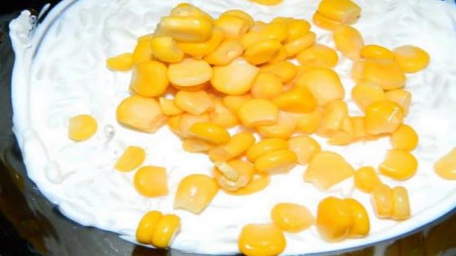 Слоеный салат с сёмгой и кукурузой