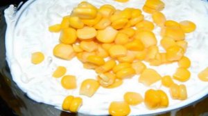 Слоеный салат с сёмгой и кукурузой