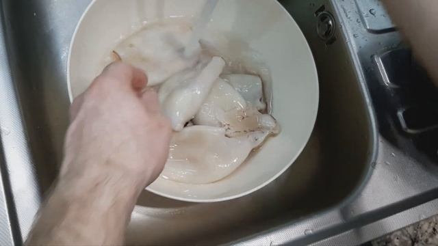 Как быстро почистить кальмары / Легко чистим  кальмаров / ИЗИ КАЛЬМАР!