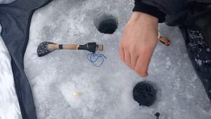 РЫБАЛКА зимой в МОРОЗ, ЗИМНЯЯ РЫБАЛКА В ПАЛАТКЕ В МОРОЗ #ловляокуня #рыбалкаВминус_30 #рыбалказимо