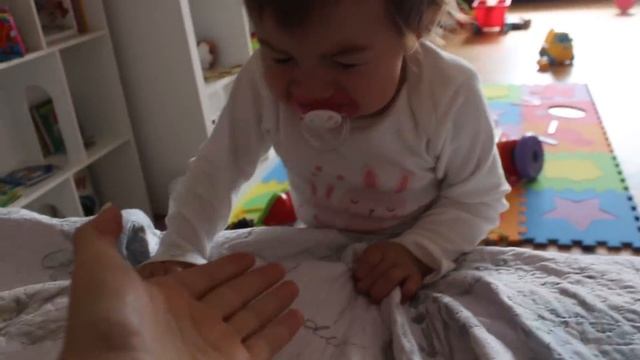 VLOG Будни с Алисой. Укладываю спать. Примеряли халатик смотреть онлайн