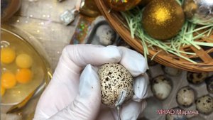 Быстрый способ достать целый желток не разбивая яйцо!