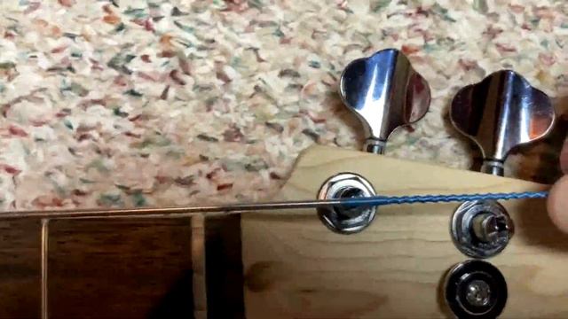 Squier mini P-bass, new flatwound strings and new high-mass bridge. смотреть онлайн