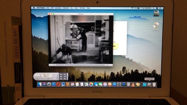 Watching DVDs on a MacBook. And why I need at least one Mac with an internat SuperDrive смотреть онлайн