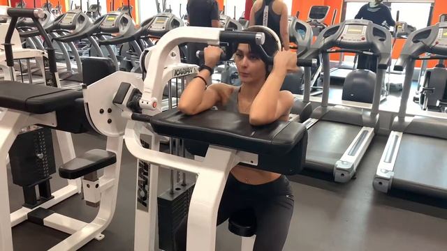 Тренировки для зала. Сгибание рук на скамье Скотта смотреть онлайн