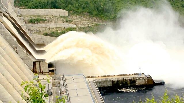 Бурейская ГЭС. Амурская обл. Сброс воды. смотреть онлайн