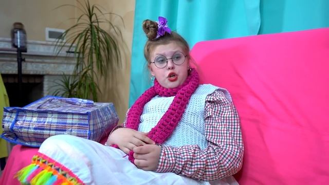 Богатая Бабушка VS Бедная Бабушка || Смешные Ситуации смотреть онлайн