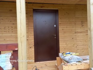 Установка входной металлической двери в каркасном доме, своими руками