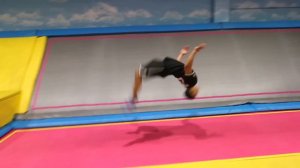 NACHTS ALLEINE MIT GAME MASTER IN TRAMPOLIN HALLE !!! | Kelvin und Marvin