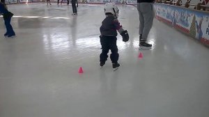 Вот так в 3 года ребенок может кататься на коньках!