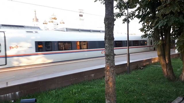 Скоростной поезд Сапсан полетел на Спб из Твери смотреть онлайн