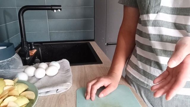 Домашняя рутина. Готовлю яблочный пирог. Разморозка холодильника