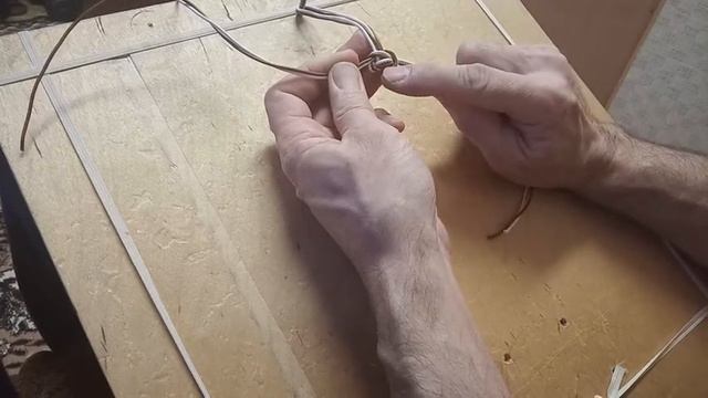 Темляки-брелки из цветной проволоки смотреть онлайн