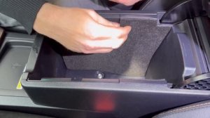 Видео инструкция установки самоклеющегося карпета в подлокотник Toyota Camry V50/55 2011-2018