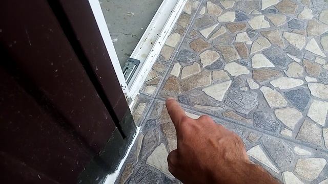 Укладка керамогранита. Керамогранит 60/60 на терассе.