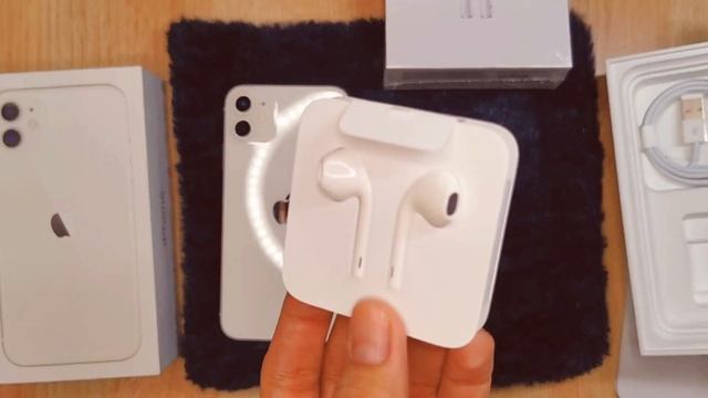 iPhone 11 White 256GB & AirPods - What's Included in the Box? (Quick Unboxing) смотреть онлайн