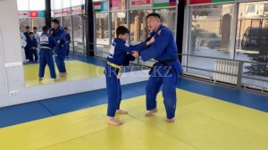 O Uchi Gari - зацеп голенью изнутри под разноименную ногу!